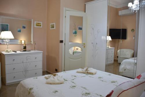 ein Schlafzimmer mit einem Bett und einem großen Spiegel in der Unterkunft Il Corallo Rosso in Giardini-Naxos