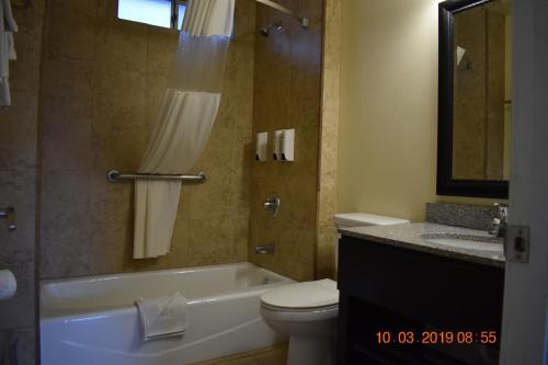 Ett badrum på Rockview Inn and Suites
