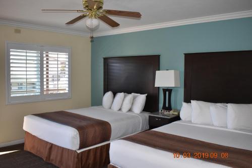 Ліжко або ліжка в номері Rockview Inn and Suites