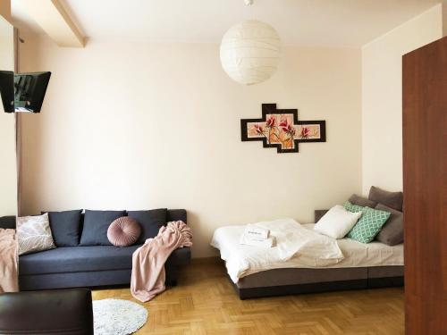 ワルシャワにあるSienna 93 - cozy studio by Homeprimeのリビングルーム(ソファ、ベッド付)