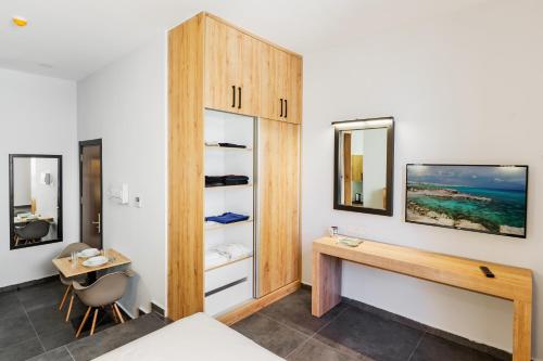 1 dormitorio con escritorio y espejo en G Suites Luxury Rentals, en Lefkosa Turk