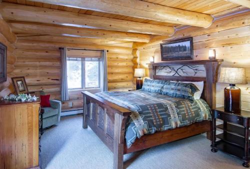 Llit o llits en una habitació de Elk Meadow Lodge