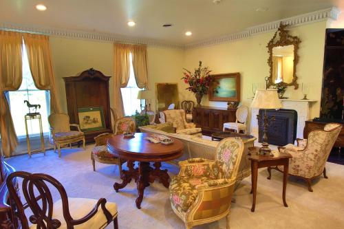 Ruang duduk di Inntiquity, A Country Inn
