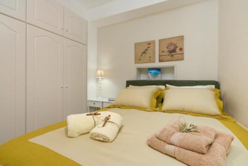 - une chambre avec un lit et des serviettes dans l'établissement Kouses Estate close to Matala, Komo beach & Faistos, à Kousés