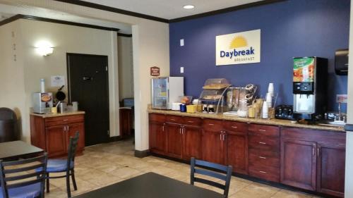 Gambar di galeri bagi Days Inn & Suites by Wyndham Vancouver di Vancouver