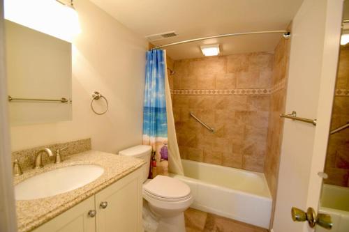 een badkamer met een wastafel, een toilet en een douche bij Ocean Hideaway 211 in Ocean City