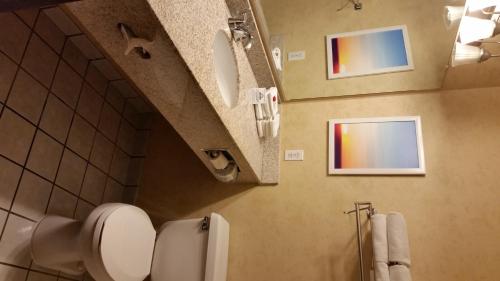 Bilik mandi di Days Inn & Suites by Wyndham Vancouver