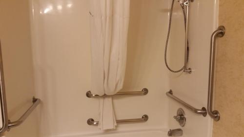 Bilik mandi di Days Inn & Suites by Wyndham Vancouver
