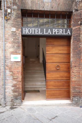 Muka bangunan atau pintu masuk Hotel La Perla