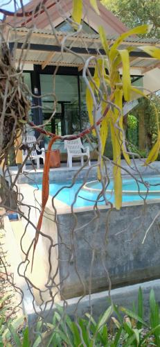 Bazén v ubytování Mook Tamarind Resort nebo v jeho okolí