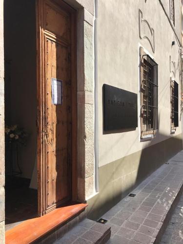 a wooden door on the side of a building at Antigua Trece Hotel Fusión in Guanajuato