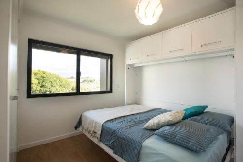 a bedroom with a bed and a window at Casa Tazmin in Santo Isidoro