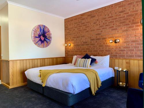 Ένα ή περισσότερα κρεβάτια σε δωμάτιο στο Golden River Motor Inn
