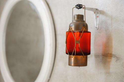 une lumière rouge suspendue aux toilettes dans la salle de bains. dans l'établissement MontView Koh Chang, à Ko Chang