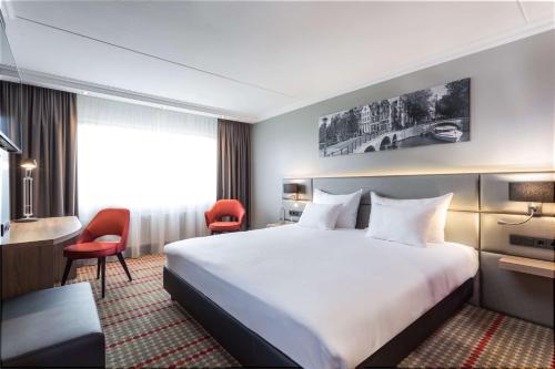 Een bed of bedden in een kamer bij Ramada by Wyndham Amsterdam Airport Schiphol