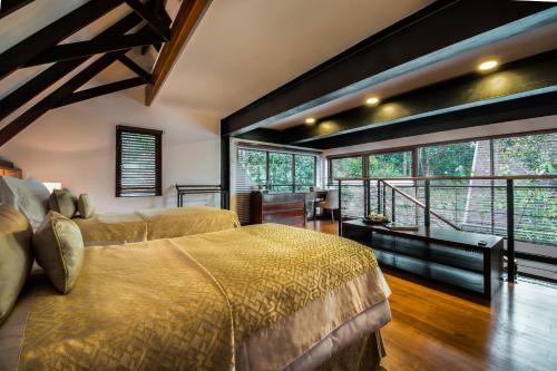 1 dormitorio con 2 camas y balcón en Anasa Wellness Resort, en Ella