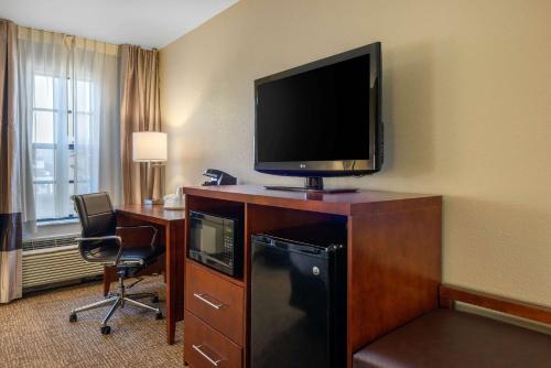 Телевизор и/или развлекательный центр в Comfort Inn Ocala Silver Springs