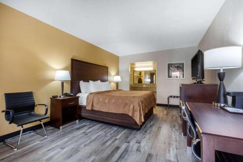Postel nebo postele na pokoji v ubytování Quality Inn & Suites near Downtown Mesa