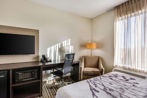 Televiisor ja/või meelelahutuskeskus majutusasutuses Sleep Inn & Suites Yukon Oklahoma City