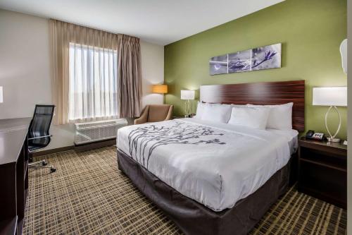 Voodi või voodid majutusasutuse Sleep Inn & Suites Yukon Oklahoma City toas