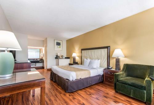 Кровать или кровати в номере Quality Inn Boca Raton University Area