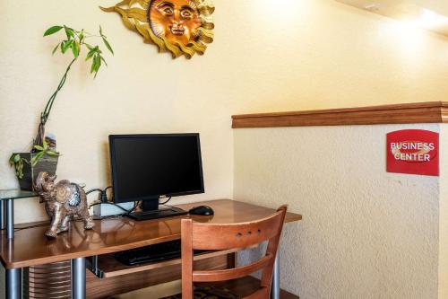 Televisyen dan/atau pusat hiburan di Econo Lodge Cloverdale