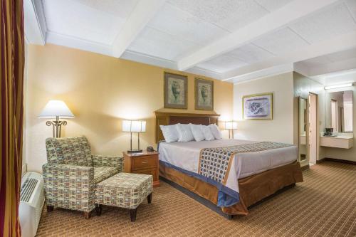 Un pat sau paturi într-o cameră la Super 8 by Wyndham Macon GA