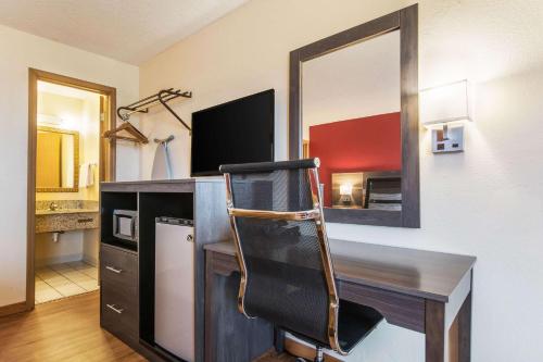 Dapur atau dapur kecil di Econo Lodge Cloverdale