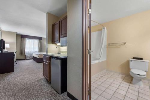 Kylpyhuone majoituspaikassa Quality Inn & Suites Lebanon I-65