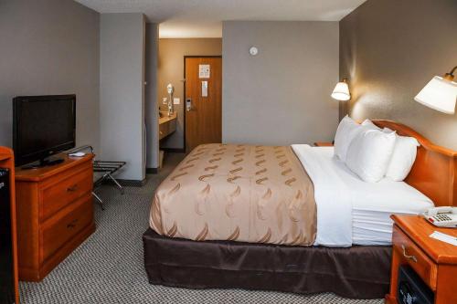 um quarto de hotel com uma cama e uma televisão em Quality Inn Burlington near Hwy 34 em Burlington