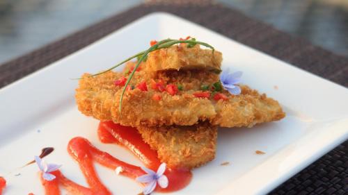 un piatto bianco con due pezzi di cibo sopra di Kusuma Agrowisata Resort & Convention a Batu