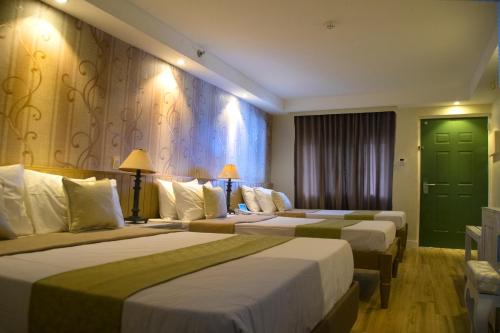 Un pat sau paturi într-o cameră la Sola Hotel