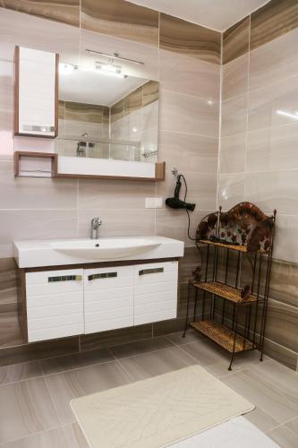 a bathroom with a sink and a mirror at Villa Central Dalyan in Muğla