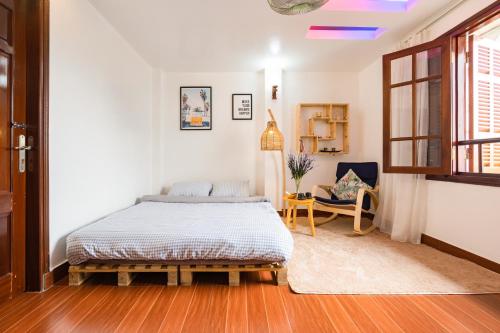 Säng eller sängar i ett rum på La Ava’s Home