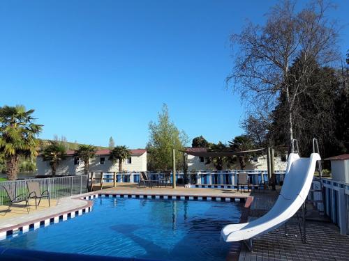 una piscina con un tobogán en un patio en Whanganui River Top 10 Holiday Park, en Whanganui