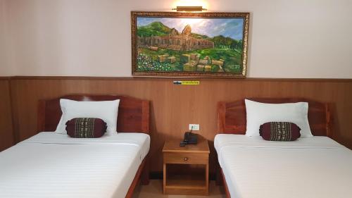 Postel nebo postele na pokoji v ubytování Phadaeng Hotel
