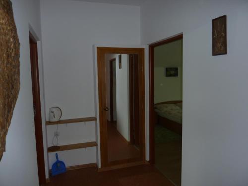 Zimmer mit einer Tür, die zu einem Schlafzimmer führt in der Unterkunft Hotelik Na Zdrowiu in Łódź