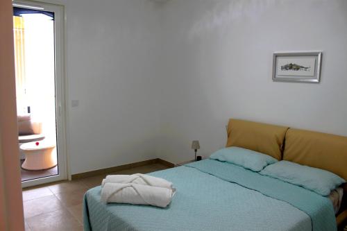 une chambre avec un lit avec deux serviettes dessus dans l'établissement Vacances à Nice Terrasse ensoleillée & Parking à la Gare du Sud, à Nice