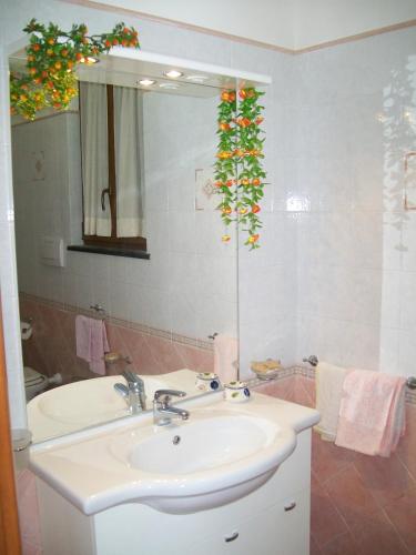 a bathroom with a sink and a mirror at Il Mulino in Furore