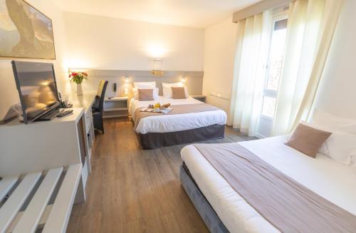 Postel nebo postele na pokoji v ubytování Hôtel Bastide