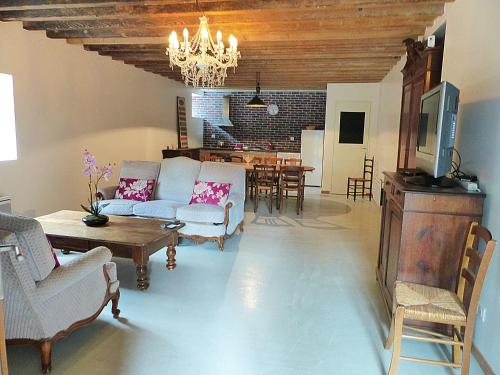 salon z kanapą i jadalnią w obiekcie Gite des Loges du Château de Matel w mieście Roanne