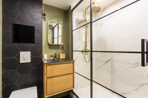 une salle de bain avec douche et lavabo dans l'établissement Peaceful apartment - 1BR-4P - Arts et Métiers, à Paris