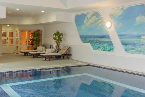 una piscina in una casa con un dipinto sul muro di Killarney Dromhall Hotel a Killarney