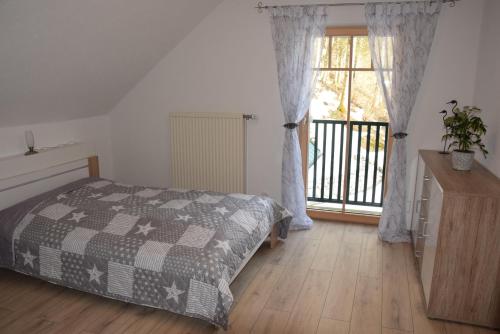 Un pat sau paturi într-o cameră la Ferienhaus Saxenauer