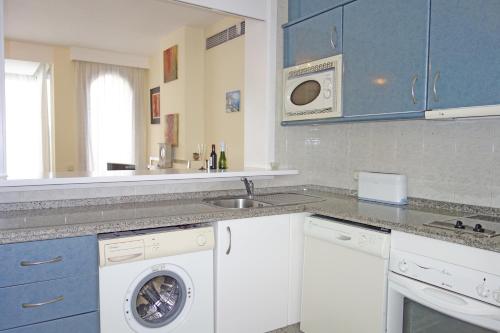 kuchnia ze zlewem i pralką w obiekcie Marbella House Penthouse w Marbelli