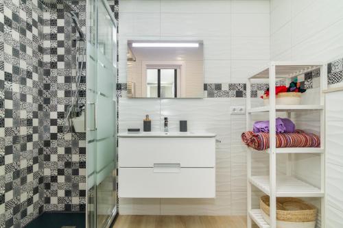 a bathroom with a sink and a shower at Casa EVA Amêndoa in Tavira