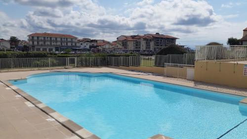 a large blue swimming pool in a apartment complex at Appartement Capbreton / Hossegor in Capbreton