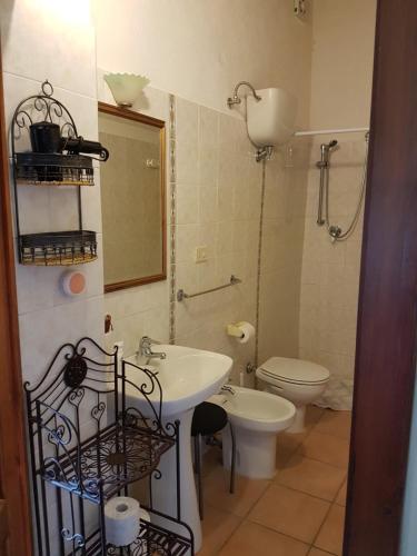 ein Bad mit einem Waschbecken und einem WC in der Unterkunft La Canonica in San Giovanni dʼAsso