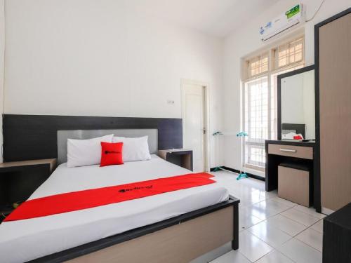Un pat sau paturi într-o cameră la RedDoorz near Moro Mall Purwokerto