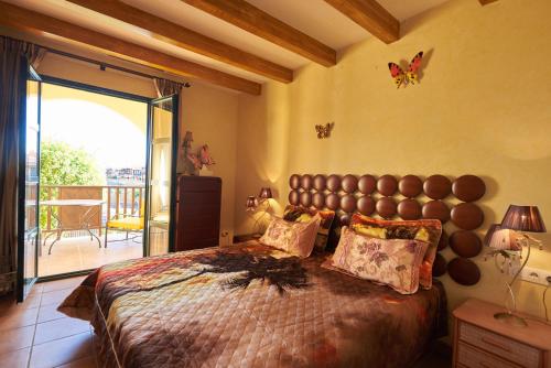 um quarto com uma cama grande e uma varanda em Amazing Villa with garden em San Miguel de Abona